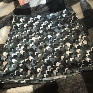 fits small or extra small lola skirt